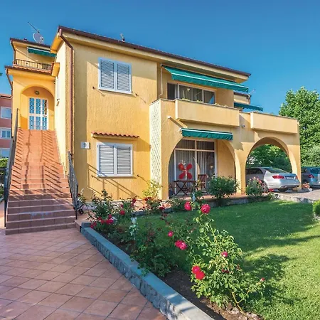Holiday home Stunning In With Kitchen *