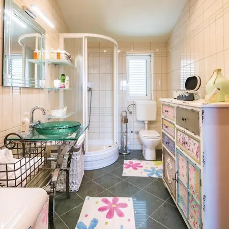 Holiday home Stunning In With Kitchen Rijeka